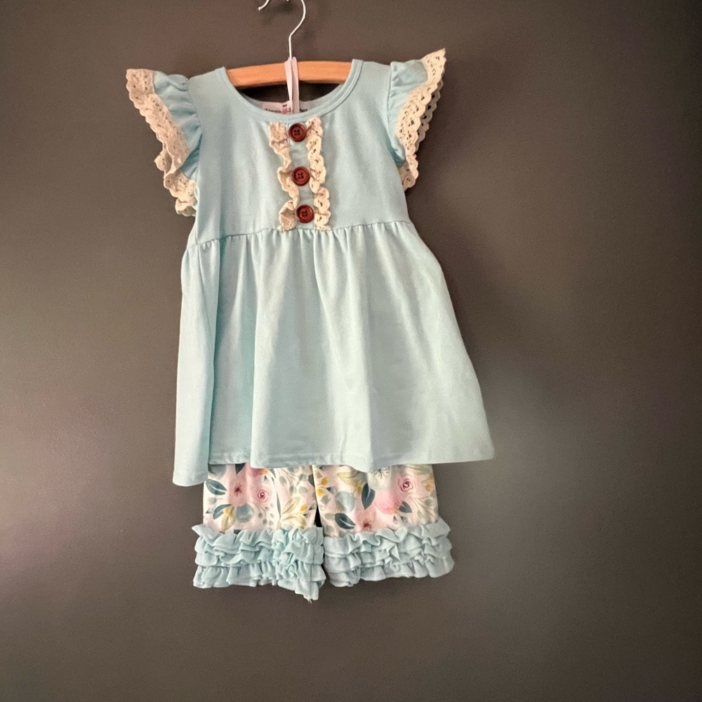 Adorable Sweetness Little girls Size 4 2piece outfit. Lace buttons flowers LN